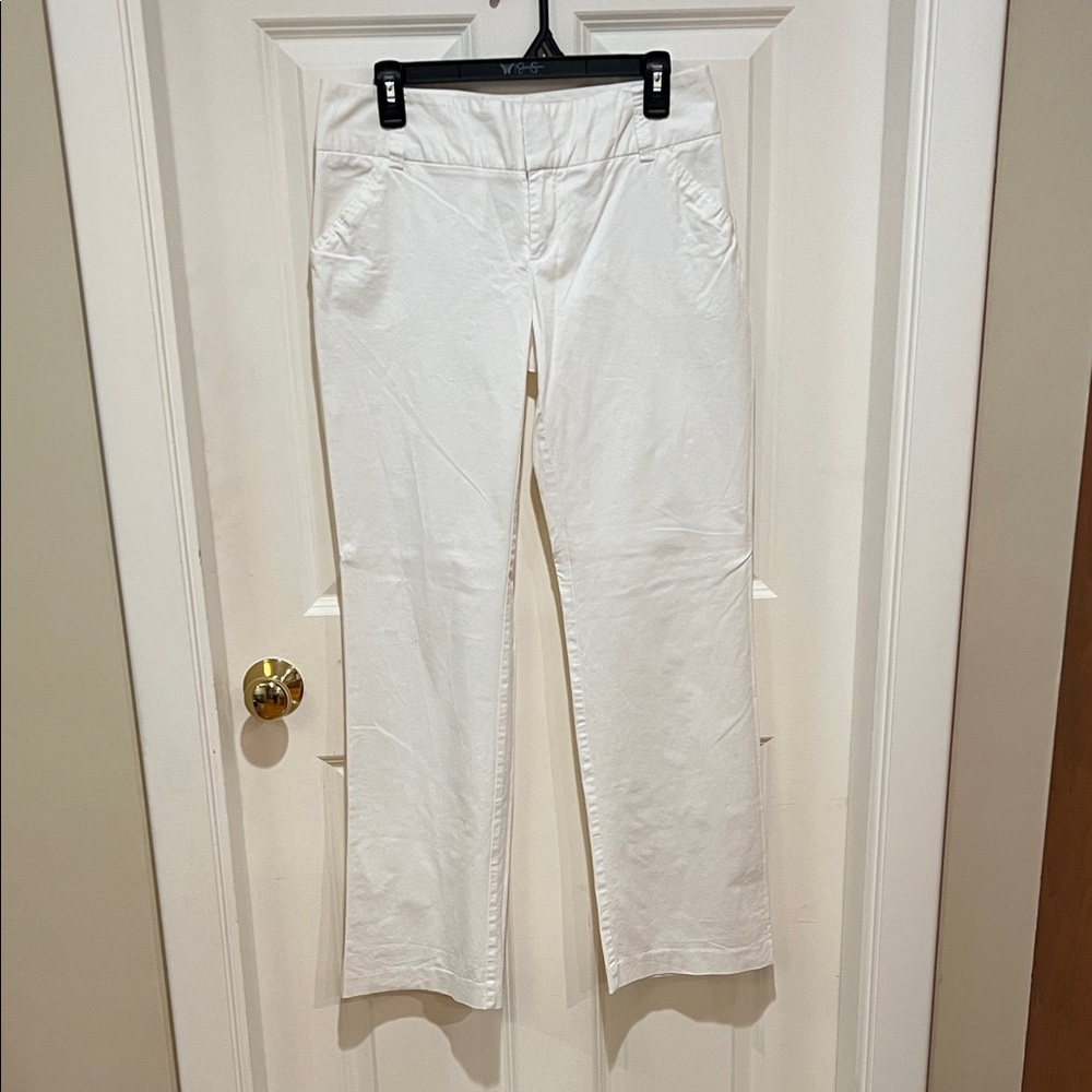 Daisy Fuentes, woman’s, white, dress pants. Size 6.
